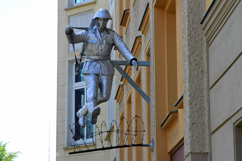 Sprung über den Zaun