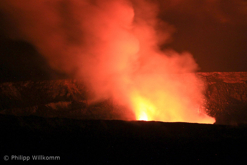 Madame Pele spuckt Feuer