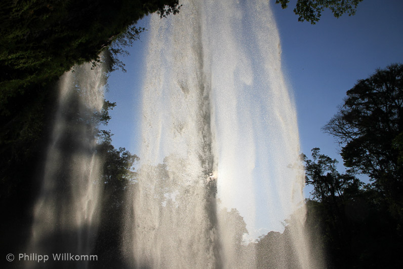 Hinter dem Wasserfall