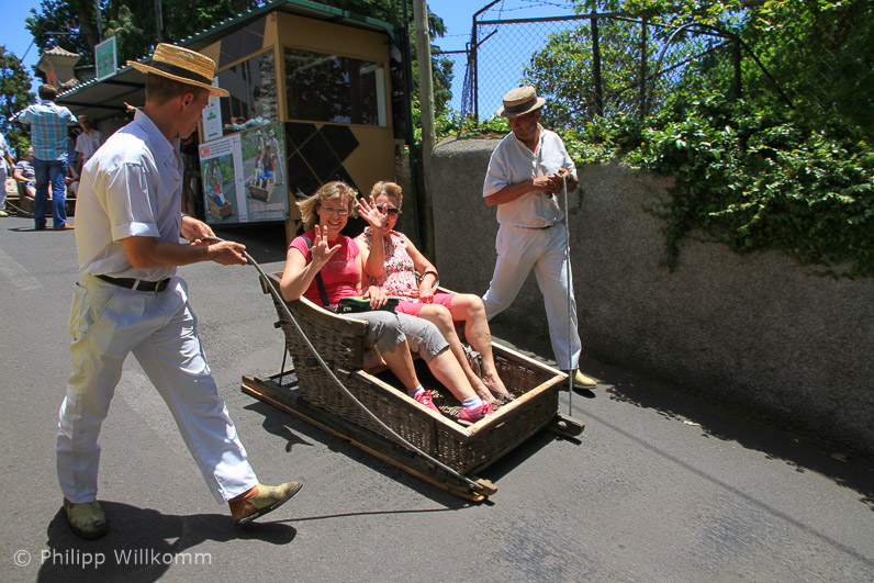 Die Schwestern beim Schlittenfahren