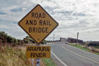 Eisenbahn und Auto teilen sich eine Brücke